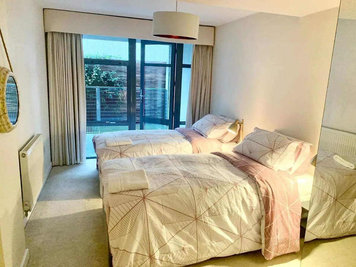 Large American Loft Style Apartment Close To Centre London