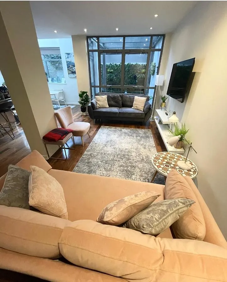 Large American Loft Style Apartment Close To Centre London